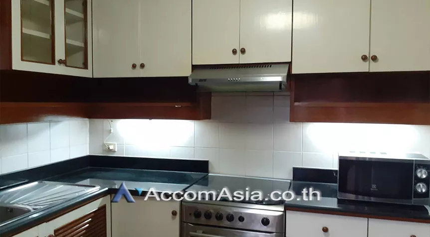  3 Bedrooms  Apartment For Rent in Sukhumvit, Bangkok  near BTS Nana (AA28131)