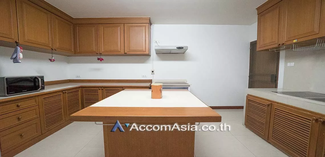 Big Balcony |  3 Bedrooms  Apartment For Rent in Sukhumvit, Bangkok  near BTS Phrom Phong (AA28222)