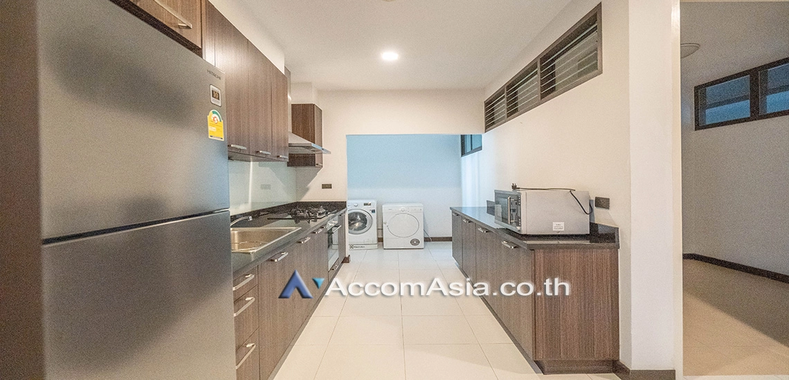  2 Bedrooms  Apartment For Rent in Sukhumvit, Bangkok  near BTS Ekkamai (AA28255)