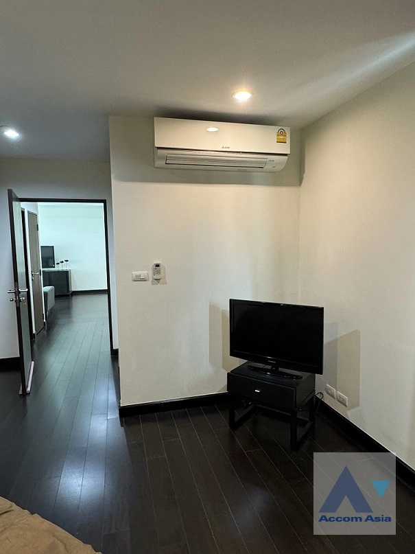  2 Bedrooms  Condominium For Rent in Sathorn, Bangkok  near BTS Sala Daeng - MRT Lumphini (AA28293)