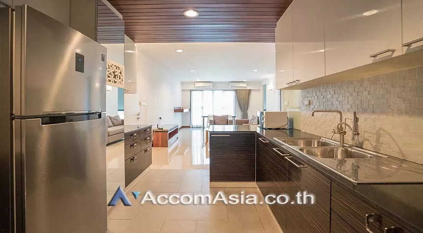  3 Bedrooms  Apartment For Rent in Sukhumvit, Bangkok  near BTS Ekkamai (AA28317)