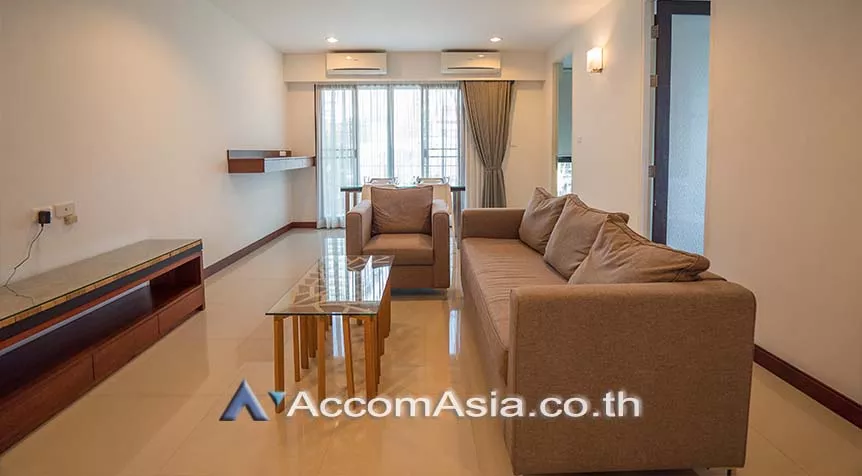  3 Bedrooms  Apartment For Rent in Sukhumvit, Bangkok  near BTS Ekkamai (AA28317)