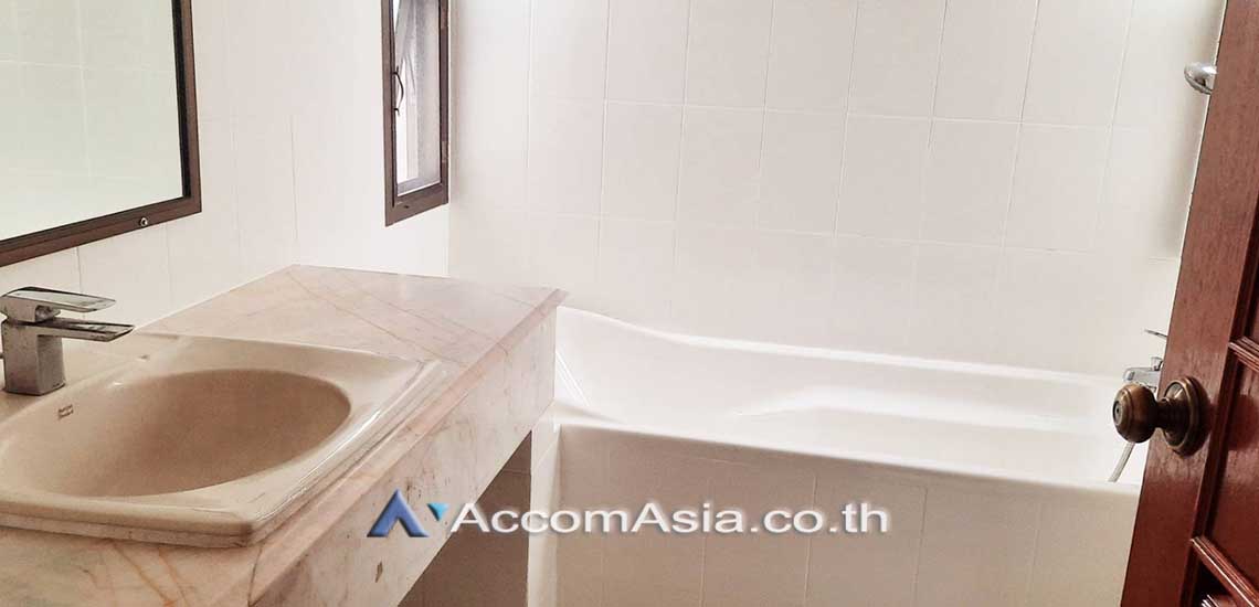  3 Bedrooms  Apartment For Rent in Sukhumvit, Bangkok  near BTS Nana (AA28433)