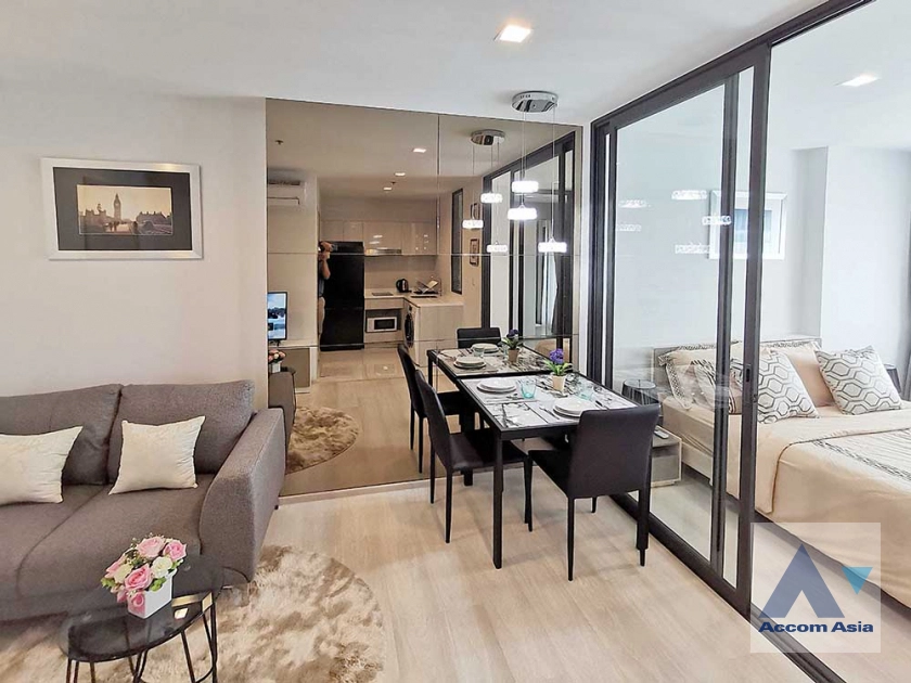  1 Bedroom  Condominium For Rent in Ploenchit, Bangkok  near BTS Ploenchit (AA28447)