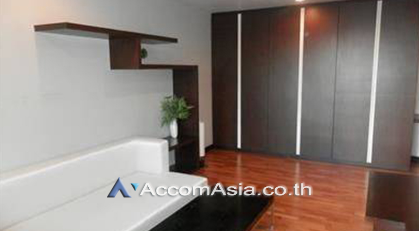  3 Bedrooms  Condominium For Sale in Sukhumvit, Bangkok  near BTS Ekkamai (AA28528)