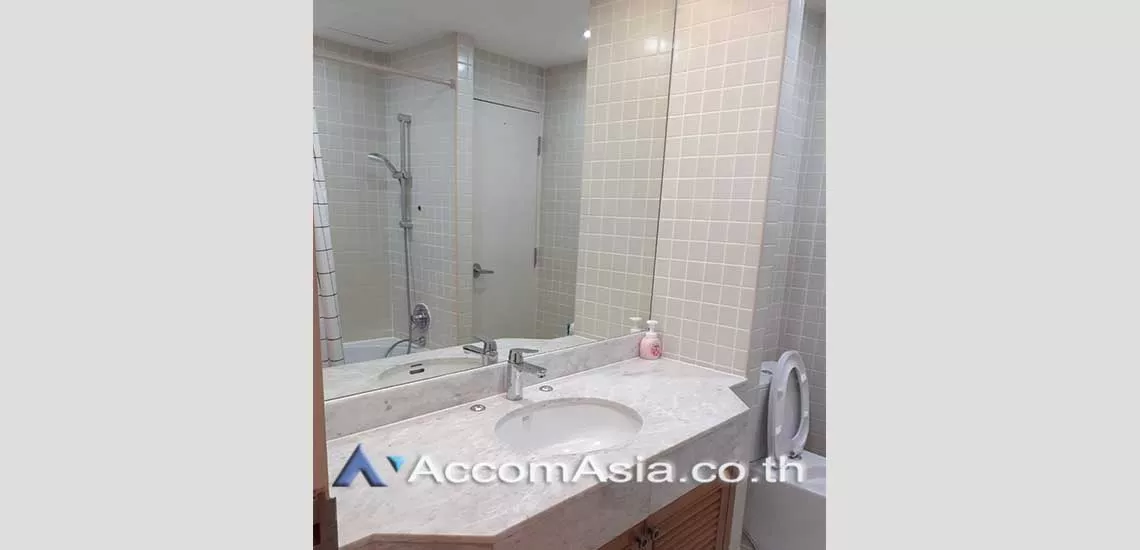  2 Bedrooms  Condominium For Rent in Ploenchit, Bangkok  near BTS Chitlom (AA29396)