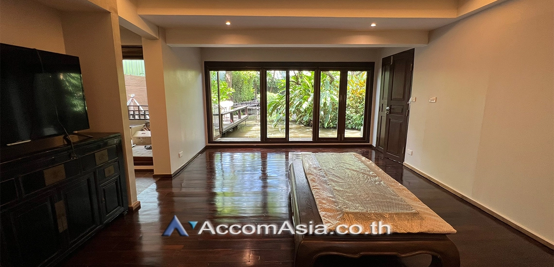  3 Bedrooms  House For Rent in Sathorn, Bangkok  near MRT Lumphini (44406)