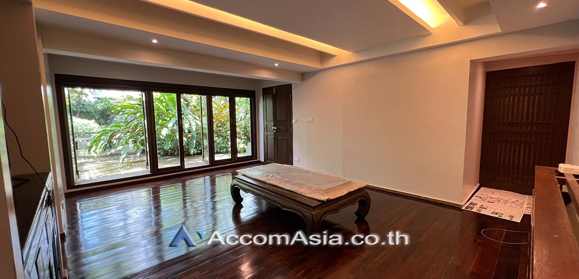  3 Bedrooms  House For Rent in Sathorn, Bangkok  near MRT Lumphini (44406)