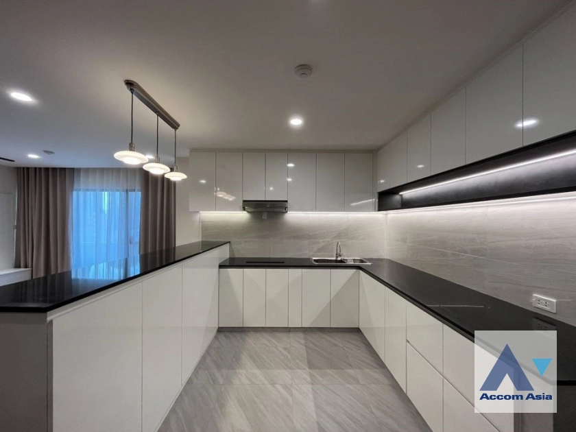  3 Bedrooms  Condominium For Sale in Sukhumvit, Bangkok  near BTS Phrom Phong (AA29620)