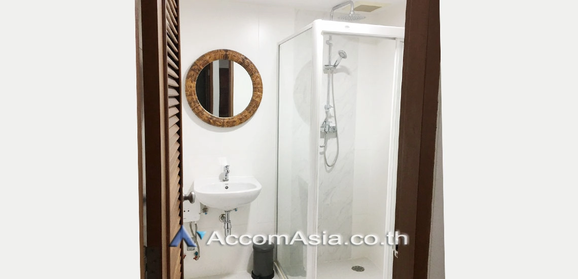  2 Bedrooms  Condominium For Rent in Ploenchit, Bangkok  near BTS Chitlom (AA29670)