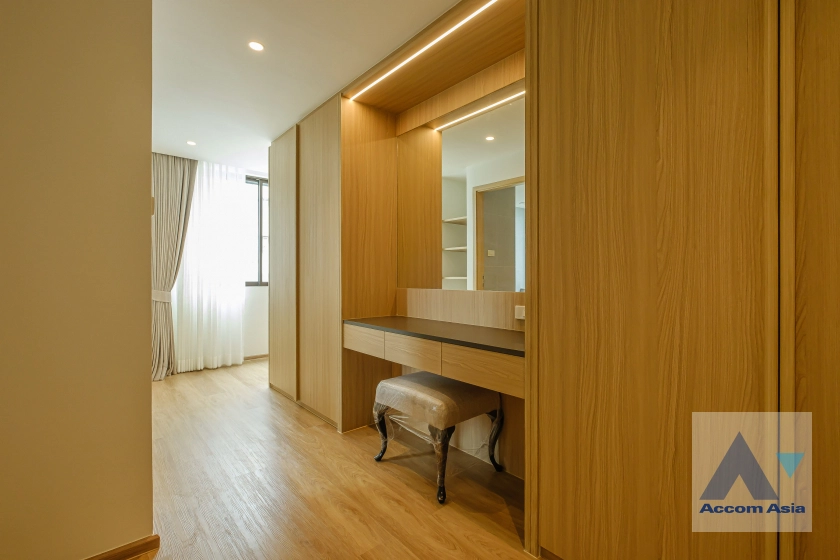 38  3 br Apartment For Rent in Sukhumvit ,Bangkok BTS Ekkamai at Comfort living and well service AA29696