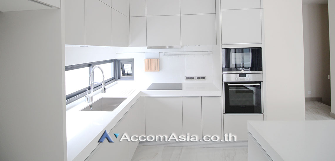  4 Bedrooms  House For Rent in Sukhumvit, Bangkok  near BTS Thong Lo (AA29825)