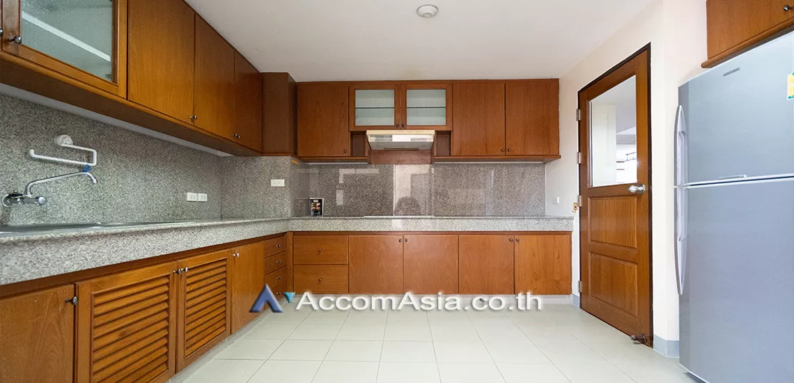  3 Bedrooms  Apartment For Rent in Sukhumvit, Bangkok  near BTS Thong Lo (AA29936)