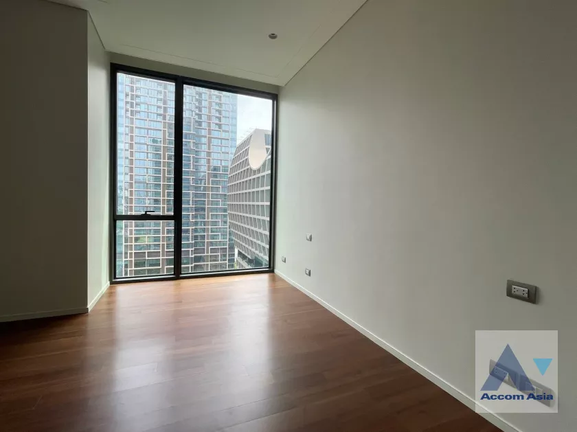  3 Bedrooms  Condominium For Rent in Ploenchit, Bangkok  near BTS Ratchadamri (AA29972)