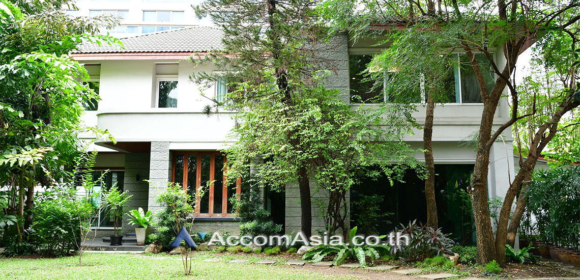  4 Bedrooms  House For Rent in Phaholyothin, Bangkok  near BTS Saphan-Kwai (AA30003)