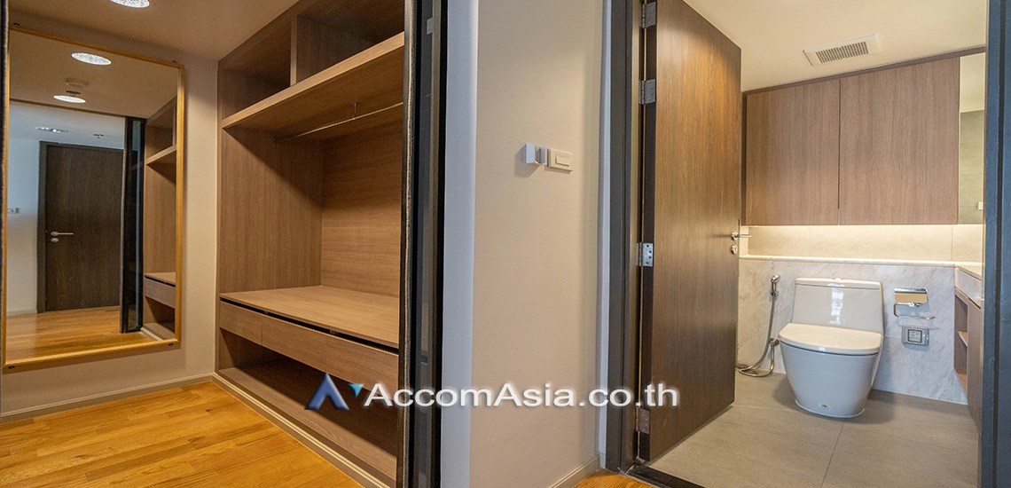  3 Bedrooms  Apartment For Rent in Sukhumvit, Bangkok  near BTS Phrom Phong (AA30017)
