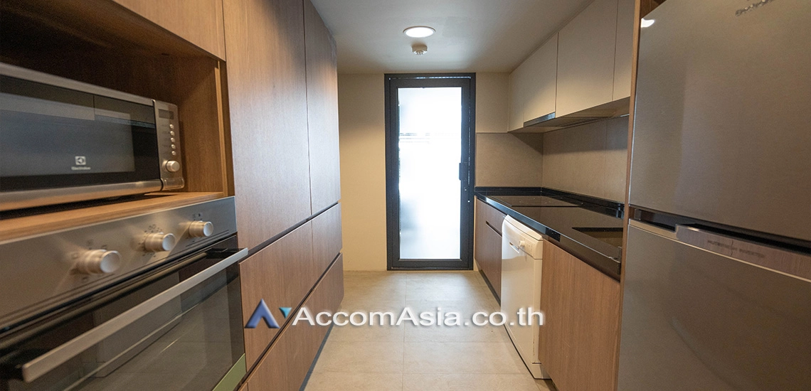  3 Bedrooms  Apartment For Rent in Sukhumvit, Bangkok  near BTS Phrom Phong (AA30017)