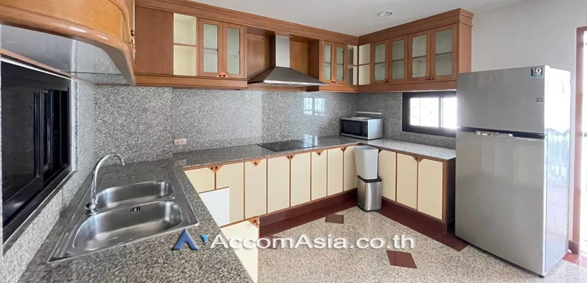  3 Bedrooms  Condominium For Rent in Ploenchit, Bangkok  near BTS Chitlom (AA30020)