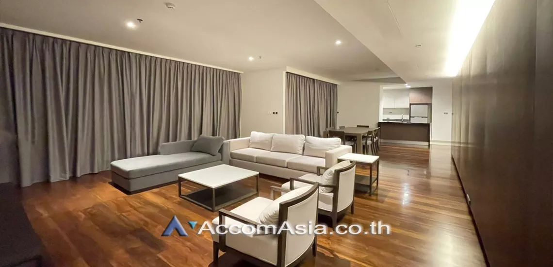  3 Bedrooms  Apartment For Rent in Sukhumvit, Bangkok  near BTS Phrom Phong (AA30024)