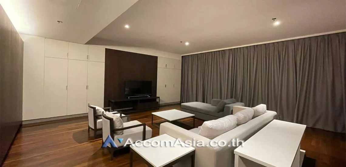  3 Bedrooms  Apartment For Rent in Sukhumvit, Bangkok  near BTS Phrom Phong (AA30024)