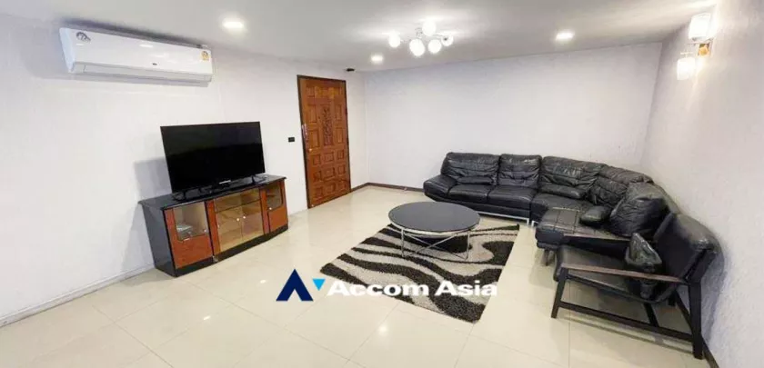 Pet friendly |  3 Bedrooms  Condominium For Rent in Sukhumvit, Bangkok  near BTS Ekkamai (AA30068)