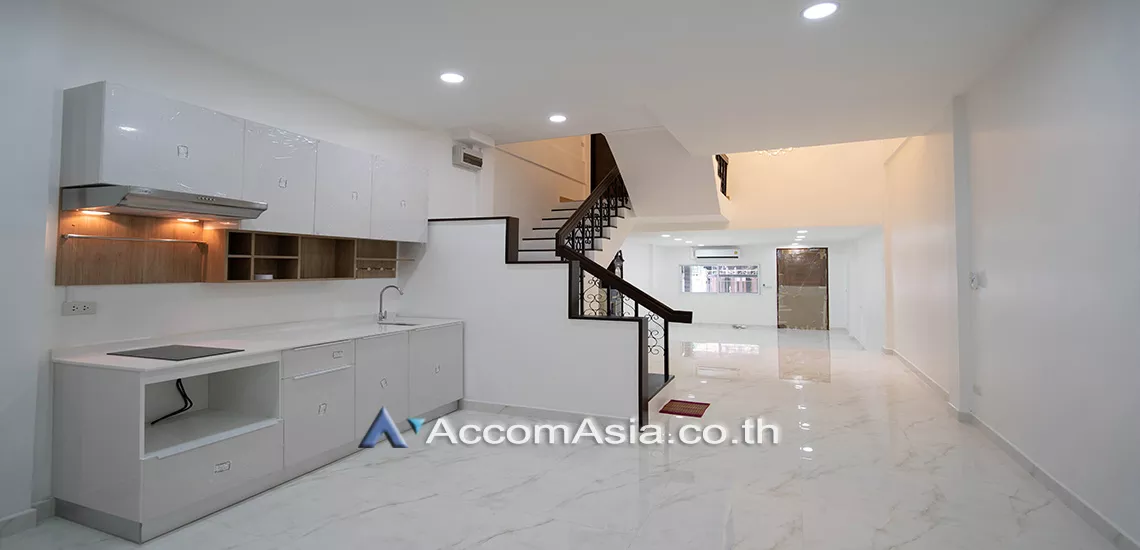 Home Office |  5 Bedrooms  Townhouse For Rent in Sukhumvit, Bangkok  near BTS Nana (AA30083)