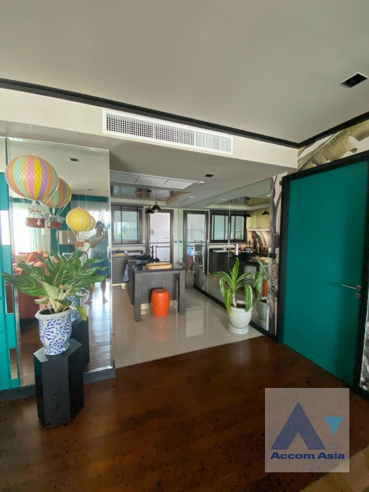  2 Bedrooms  Condominium For Sale in Sathorn, Bangkok  near MRT Lumphini (AA30200)