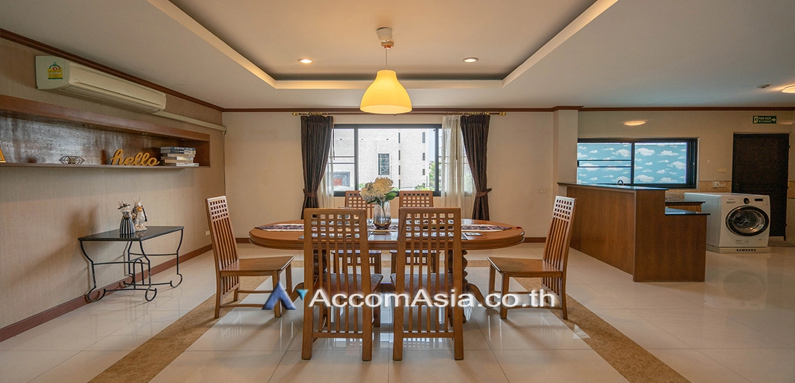 Pet friendly |  3 Bedrooms  Apartment For Rent in Sukhumvit, Bangkok  near BTS Ekkamai (AA30221)