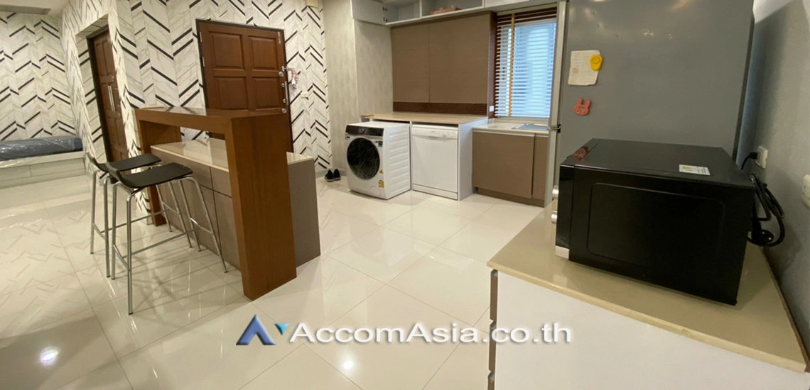  3 Bedrooms  Condominium For Rent in Sukhumvit, Bangkok  near BTS Phrom Phong (AA30335)