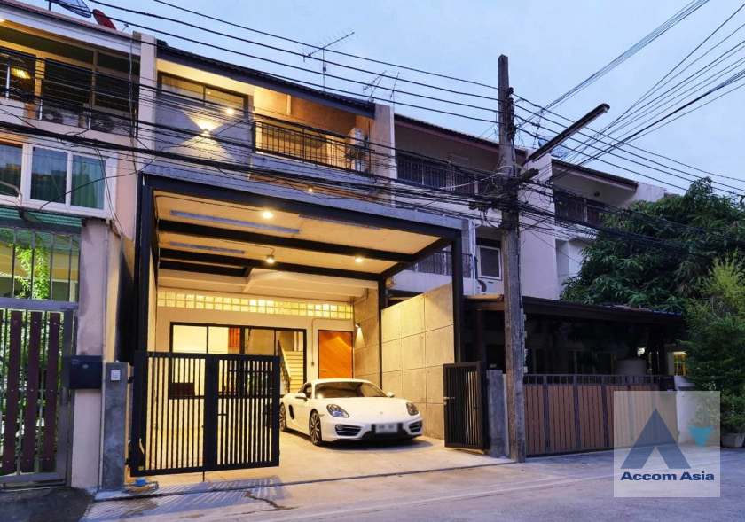 Pet friendly |  5 Bedrooms  Townhouse For Rent in Sukhumvit, Bangkok  near BTS Ekkamai (AA30344)