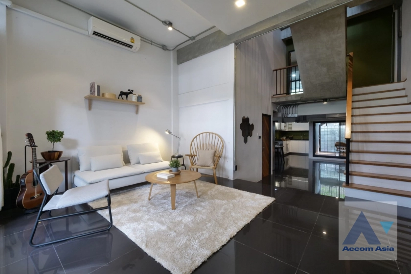 Pet friendly |  5 Bedrooms  Townhouse For Rent in Sukhumvit, Bangkok  near BTS Ekkamai (AA30344)