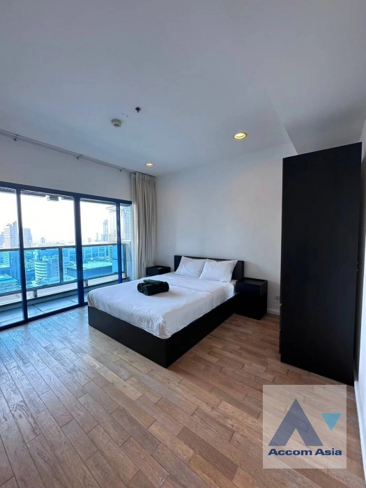  2 Bedrooms  Condominium For Rent in Ploenchit, Bangkok  near BTS Chitlom (AA30439)