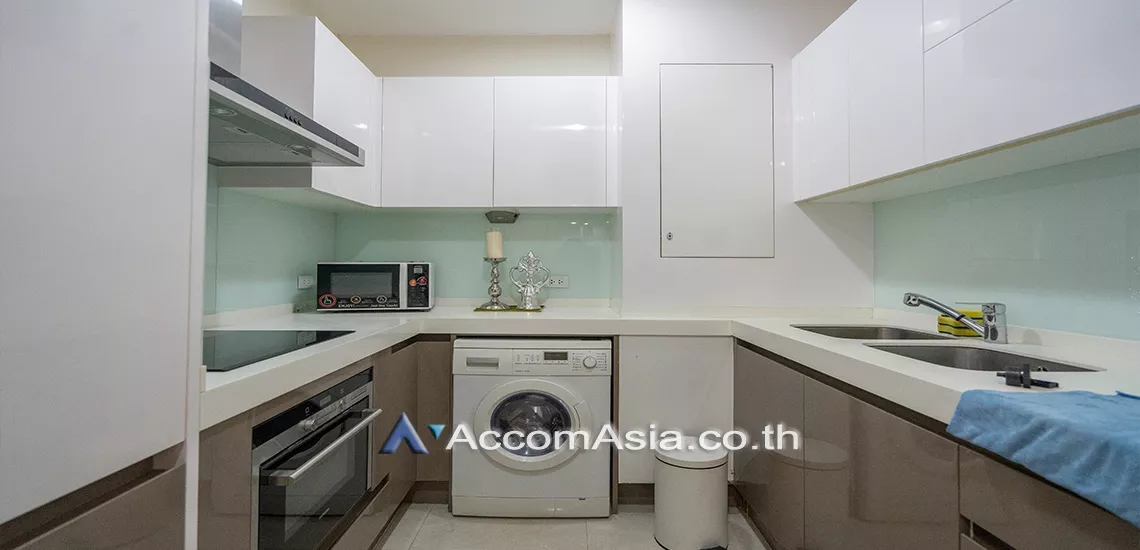  2 Bedrooms  Condominium For Sale in Ploenchit, Bangkok  near BTS Chitlom (AA30444)