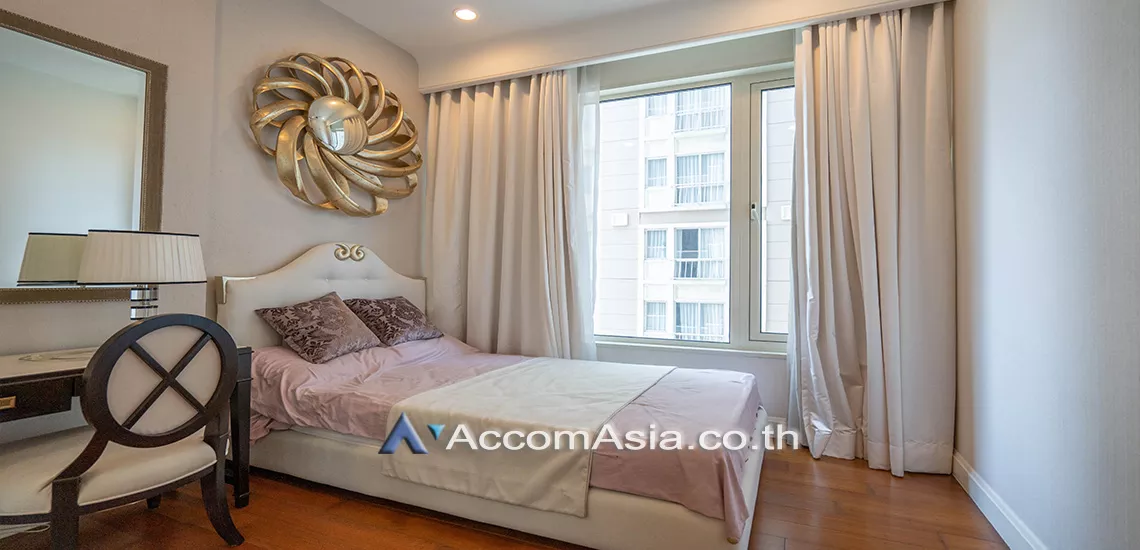  2 Bedrooms  Condominium For Sale in Ploenchit, Bangkok  near BTS Chitlom (AA30444)