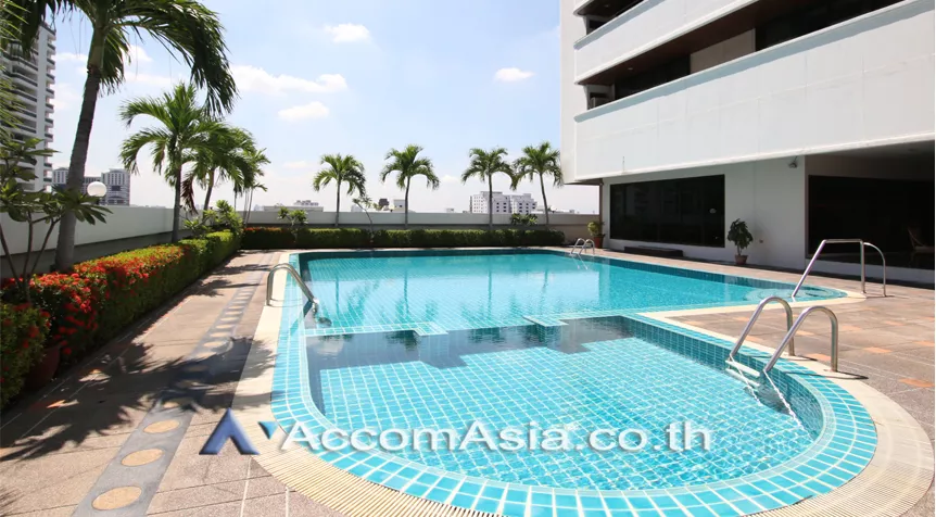  3 Bedrooms  Condominium For Rent in Sukhumvit, Bangkok  near BTS Ekkamai (AA30554)