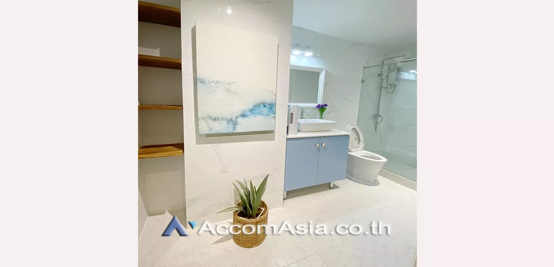  3 Bedrooms  Condominium For Rent in Sukhumvit, Bangkok  near BTS Phrom Phong (AA30630)