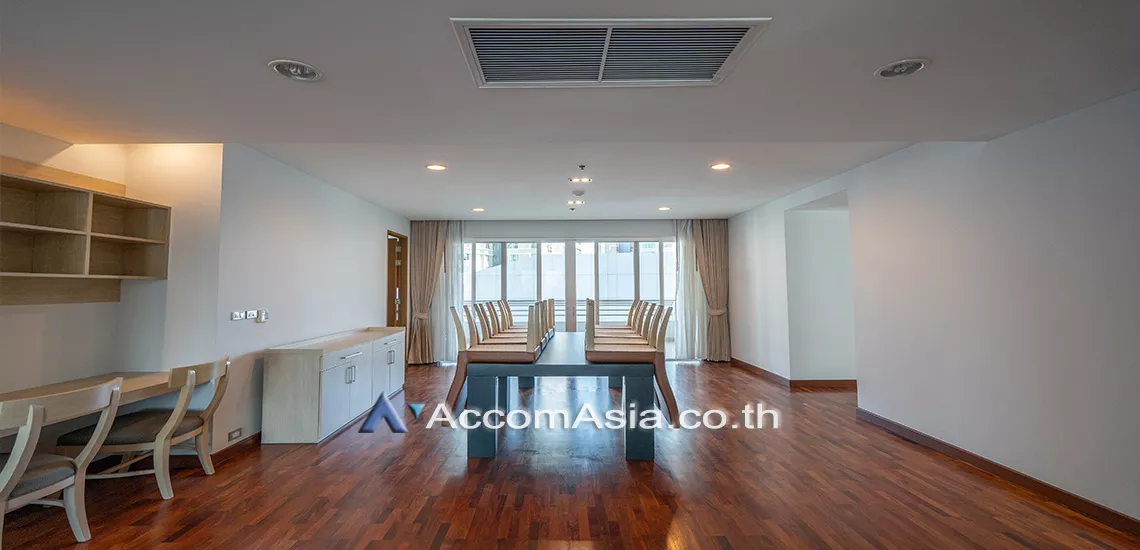  4 Bedrooms  Apartment For Rent in Sukhumvit, Bangkok  near BTS Phrom Phong (AA30686)