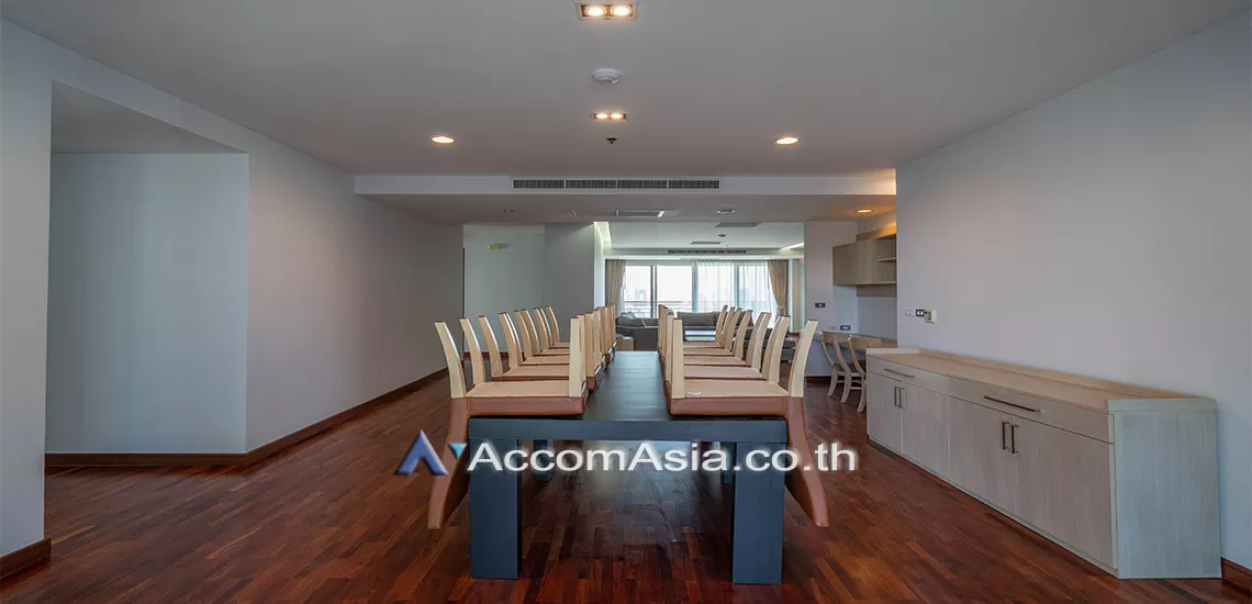  4 Bedrooms  Apartment For Rent in Sukhumvit, Bangkok  near BTS Phrom Phong (AA30686)