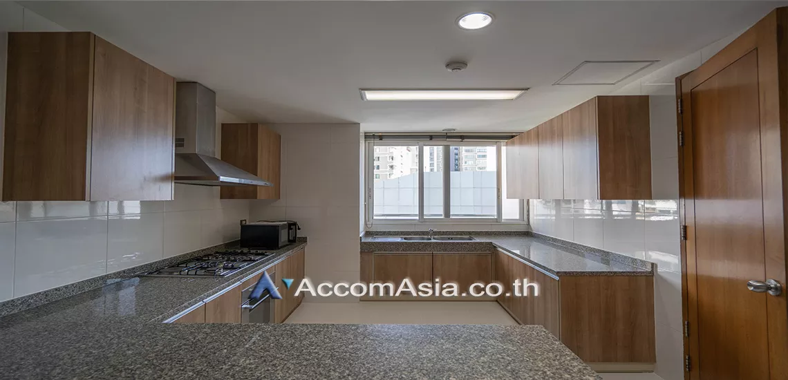  4 Bedrooms  Apartment For Rent in Sukhumvit, Bangkok  near BTS Phrom Phong (AA30686)