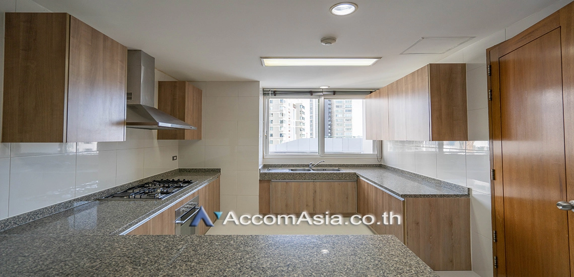  4 Bedrooms  Apartment For Rent in Sukhumvit, Bangkok  near BTS Phrom Phong (AA30687)