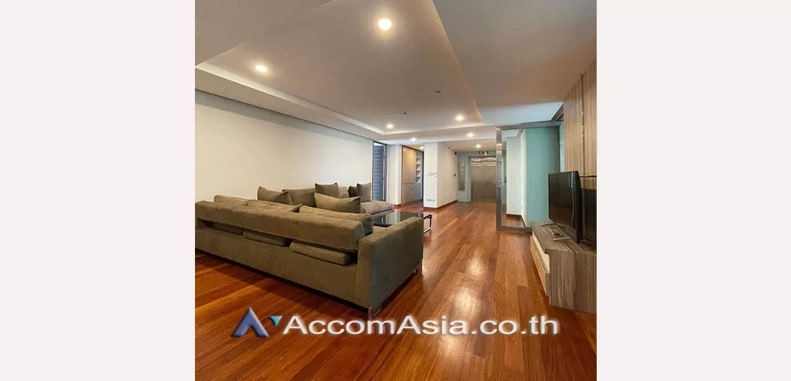  3 Bedrooms  Apartment For Rent in Sukhumvit, Bangkok  near BTS Thong Lo (AA30703)