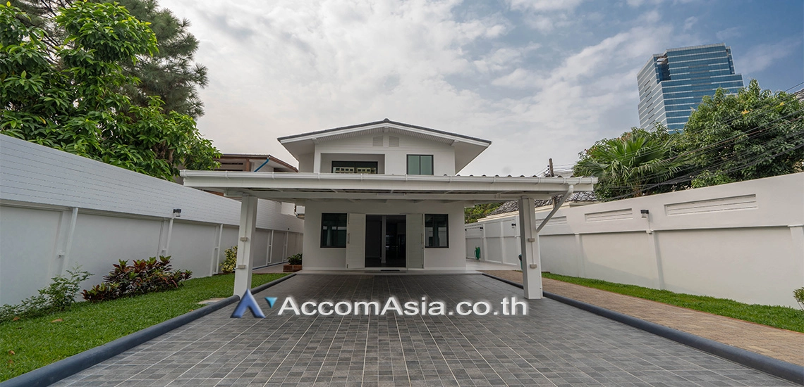  4 Bedrooms  House For Rent in Phaholyothin, Bangkok  near BTS Ari (AA30730)