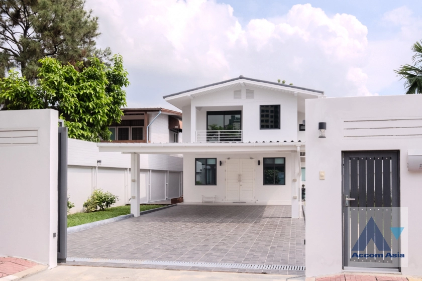  4 Bedrooms  House For Rent in Phaholyothin, Bangkok  near BTS Ari (AA30730)