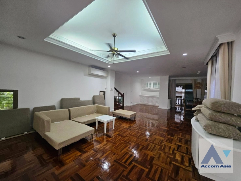  4 Bedrooms  House For Rent in Sukhumvit, Bangkok  near BTS Phrom Phong (AA30775)