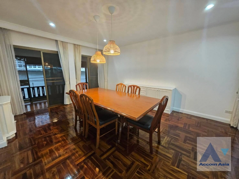  4 Bedrooms  House For Rent in Sukhumvit, Bangkok  near BTS Phrom Phong (AA30775)