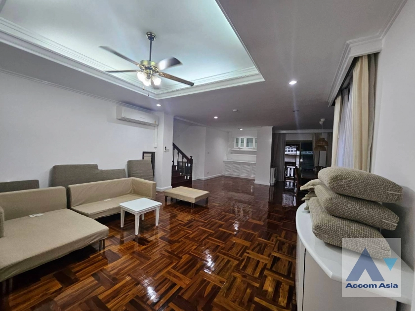  4 Bedrooms  House For Rent in Sukhumvit, Bangkok  near BTS Phrom Phong (AA30775)