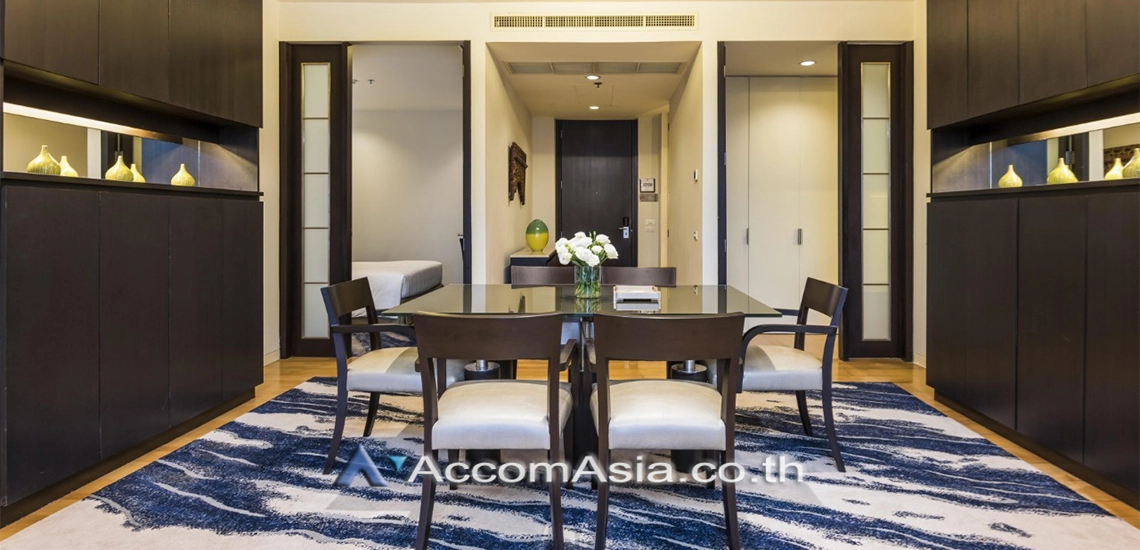  3 Bedrooms  Apartment For Rent in Sukhumvit, Bangkok  near BTS Phrom Phong (AA30935)