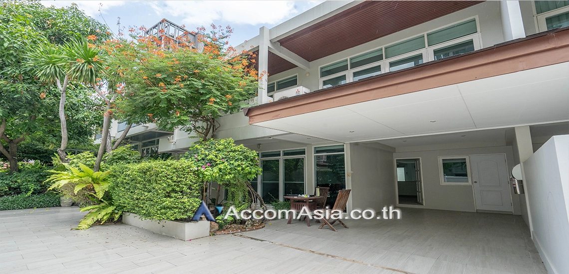  3 Bedrooms  House For Rent in Sukhumvit, Bangkok  near BTS Ekkamai (AA30960)