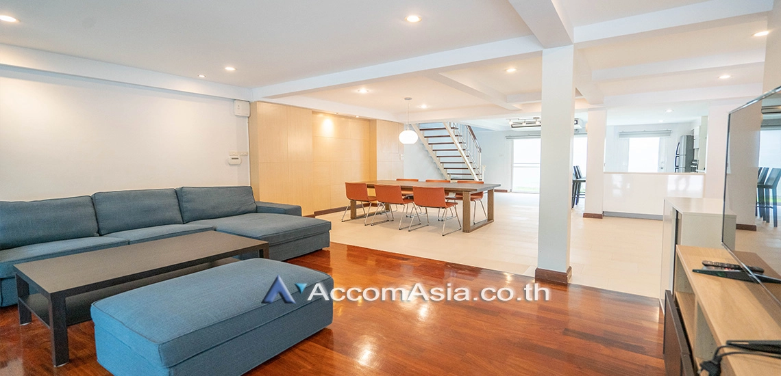  3 Bedrooms  House For Rent in Sukhumvit, Bangkok  near BTS Ekkamai (AA30960)