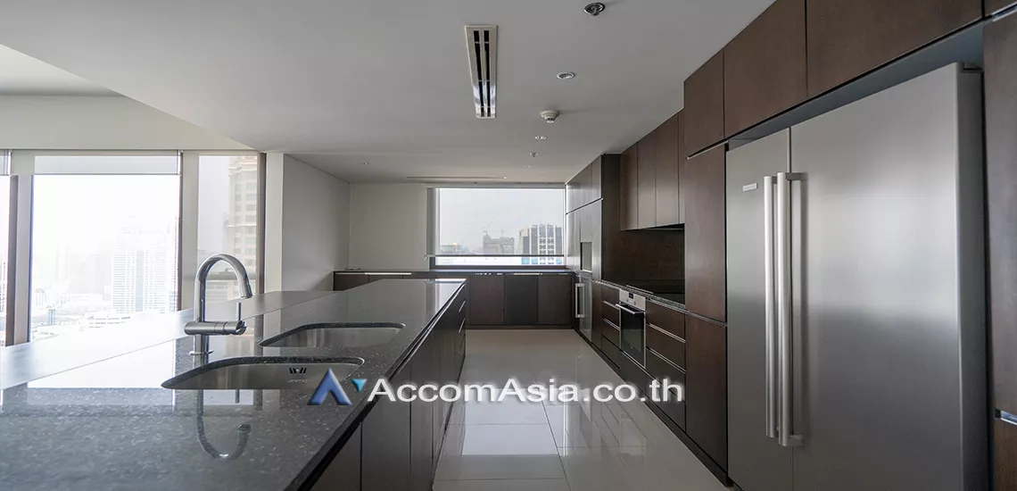  2 Bedrooms  Condominium For Rent in Ploenchit, Bangkok  near BTS Ratchadamri (AA30965)